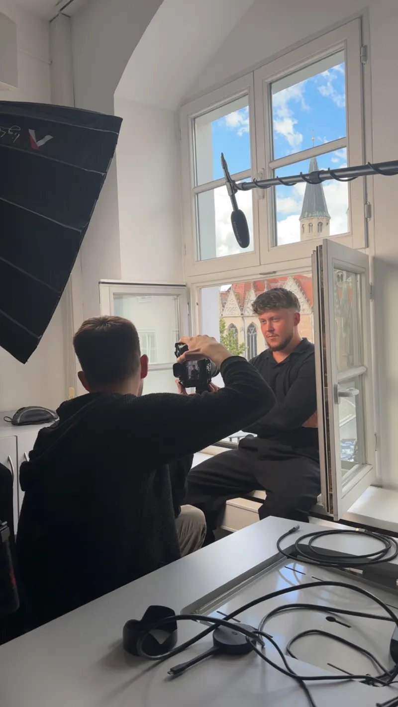 Interview-Dreh mit Kamera, Mikrofon und Softbox vor dem Braunschweiger Dom